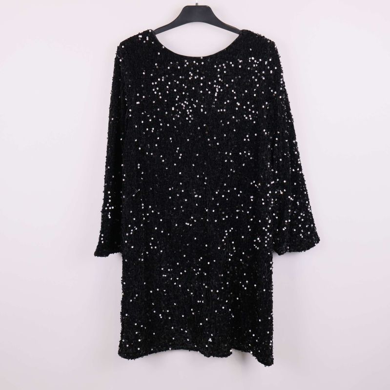 Svart paljettklänning med 3/4-ärm framifrån