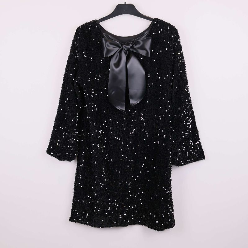 Svart paljettklänning bakifrån med stor satinscarf