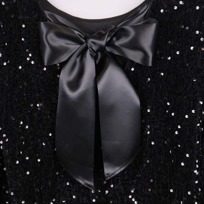 Närbild på svart satinscarf knuten i rosett