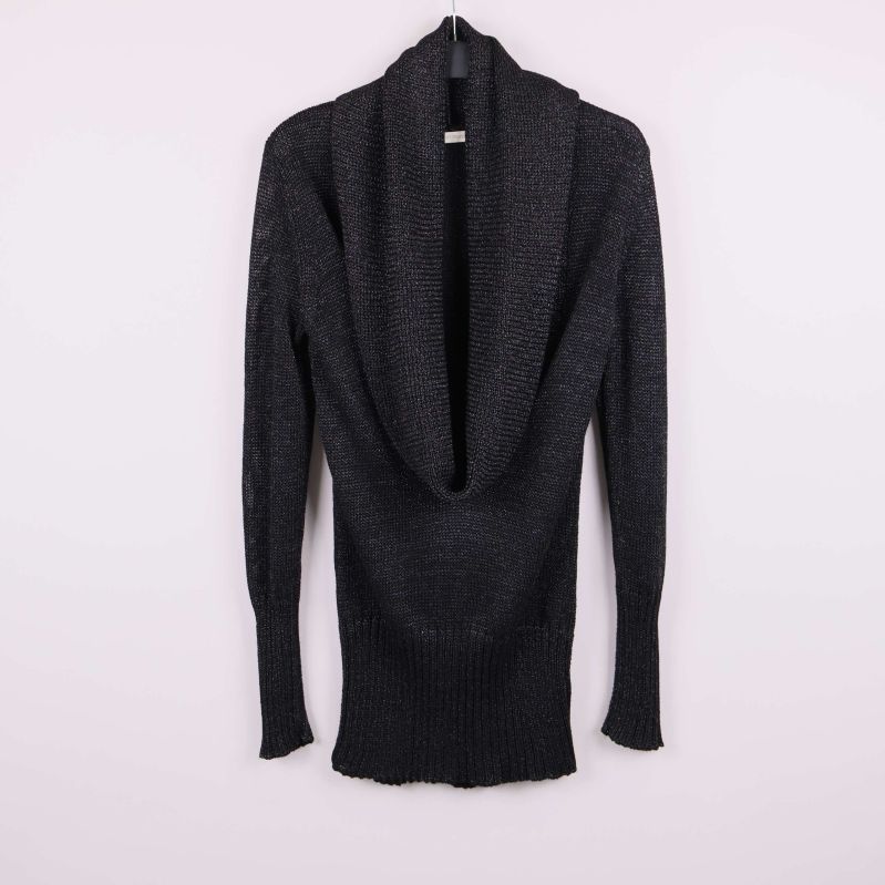 Framsida av svart stickad tröja med bred krage