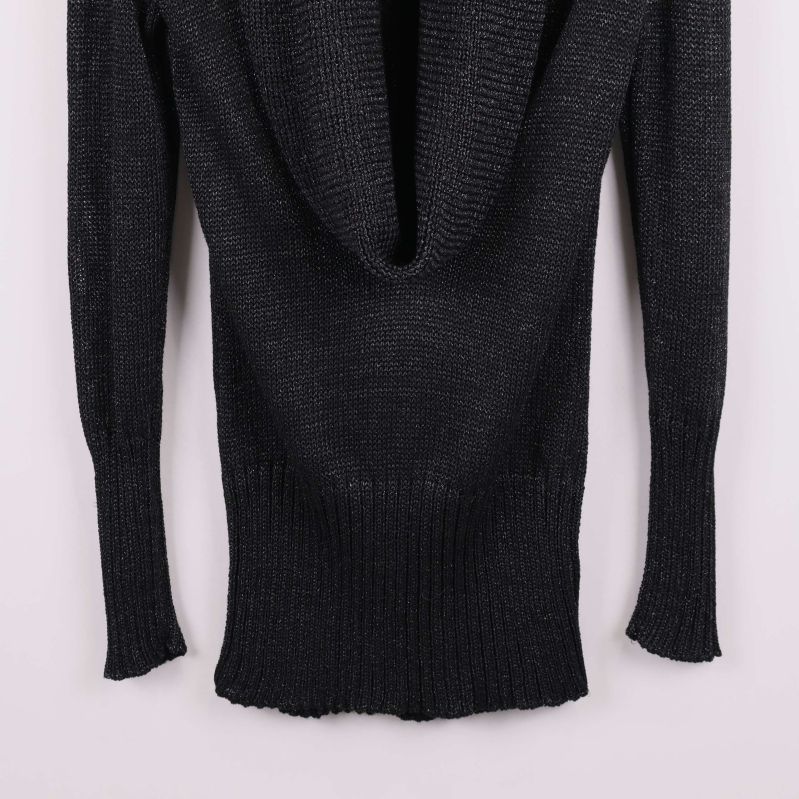 Nederdelen av svart stickad tröja med ribbat avslut