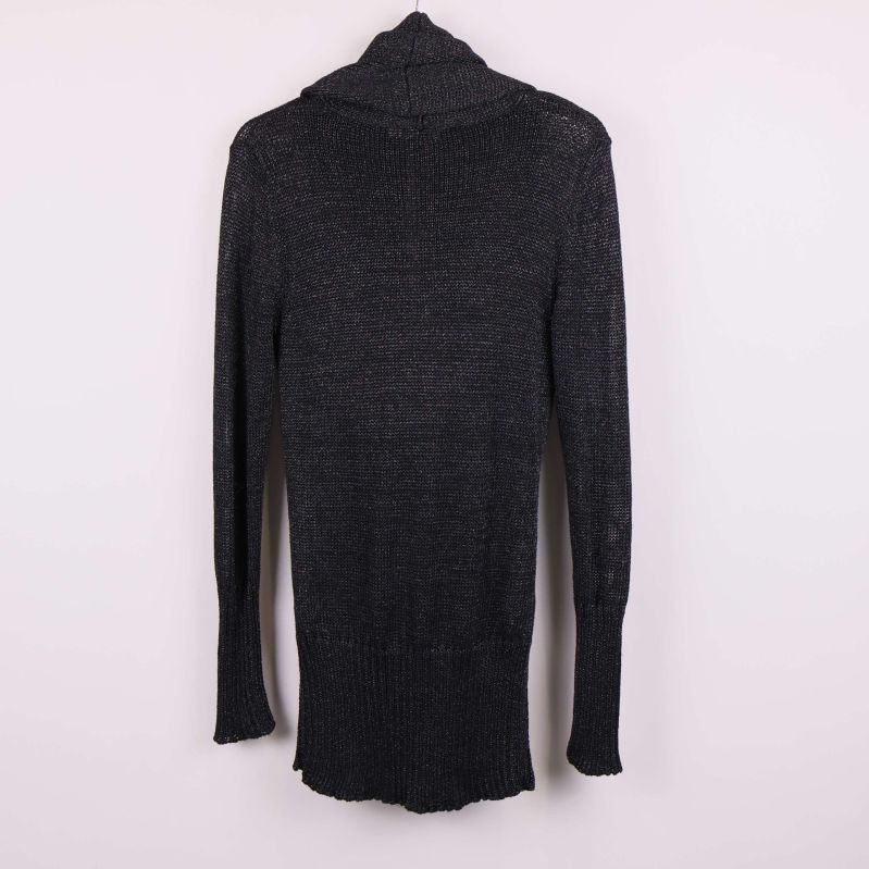 Baksida av svart stickad tröja med lång ärm