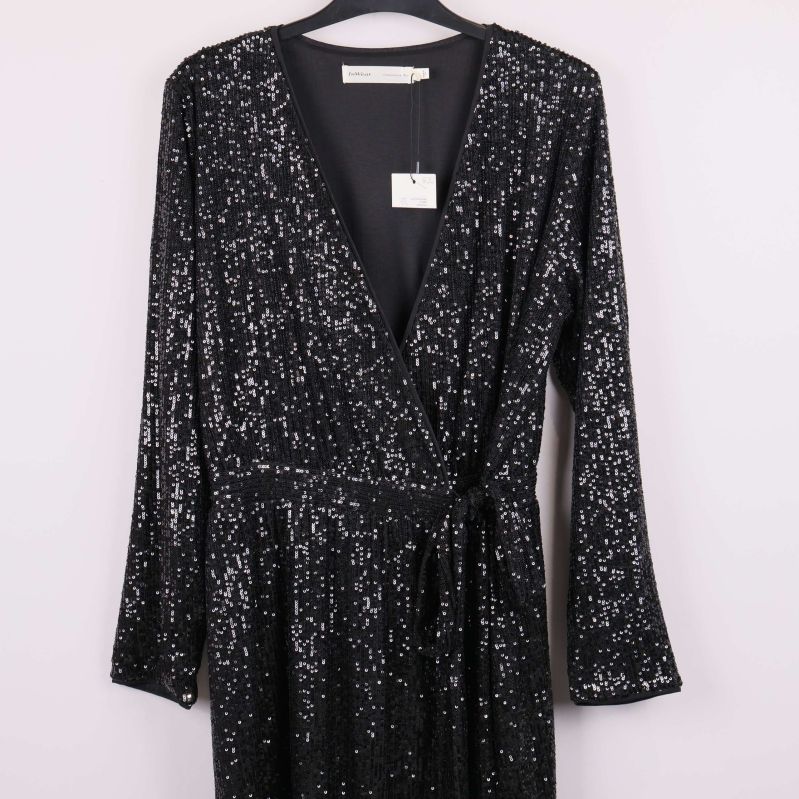 Detalj av paljettklänningens omlott och knytband i midjan