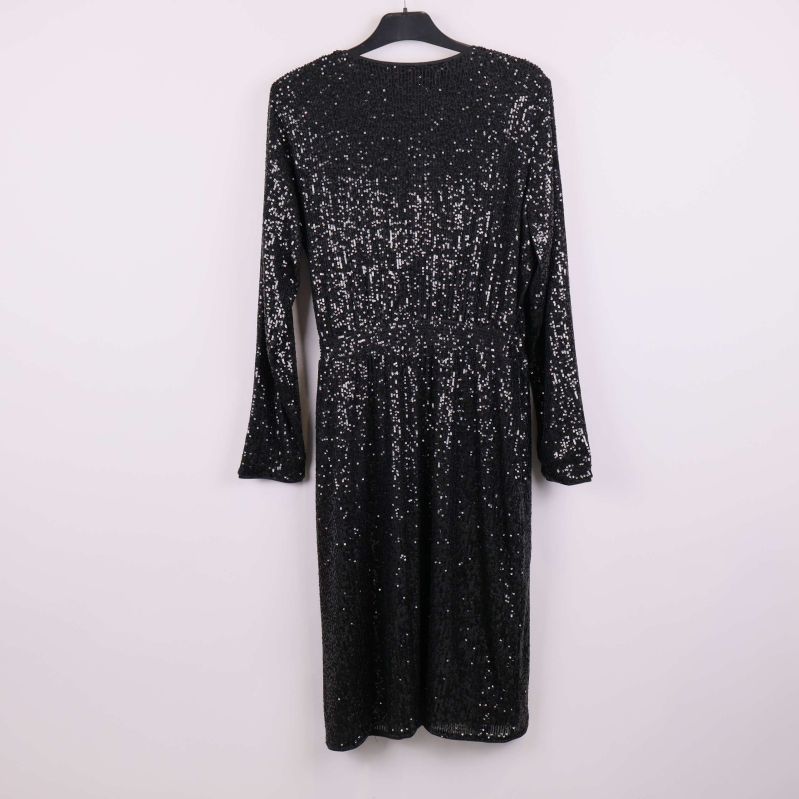 Baksidan av svart paljettklänning på galge