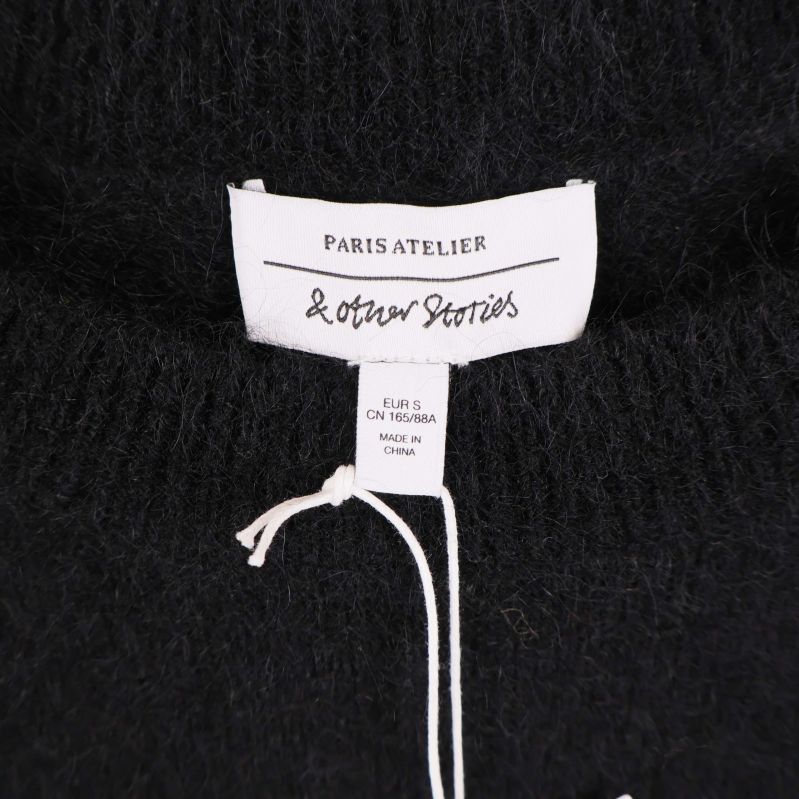 Närbild på etikett med & Other Stories och Paris Atelier