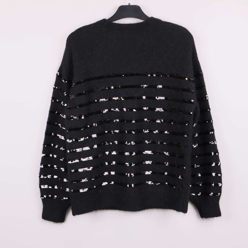 Baksida av svart tröja med horisontella paljettränder