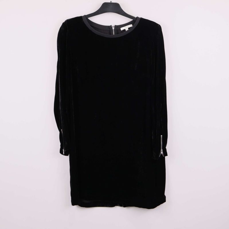 Svart sammetsklänning med lång ärm och rund hals