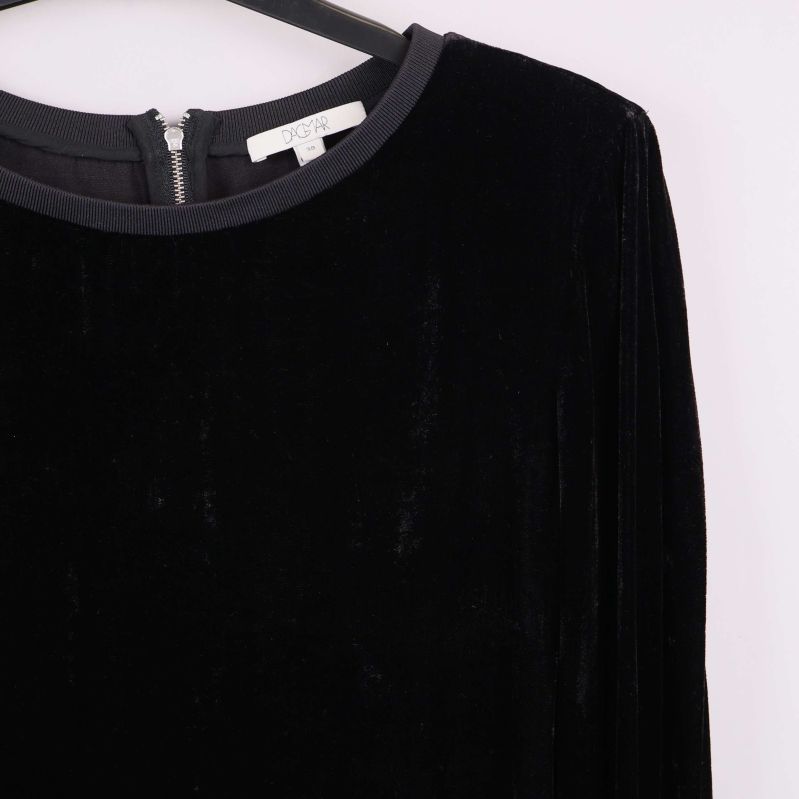 Närbild på klänningens överdel och rund hals