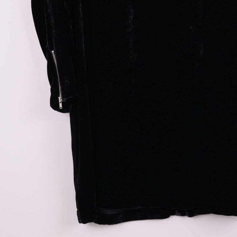 Närbild på klänningens ärmslut med dragkedja