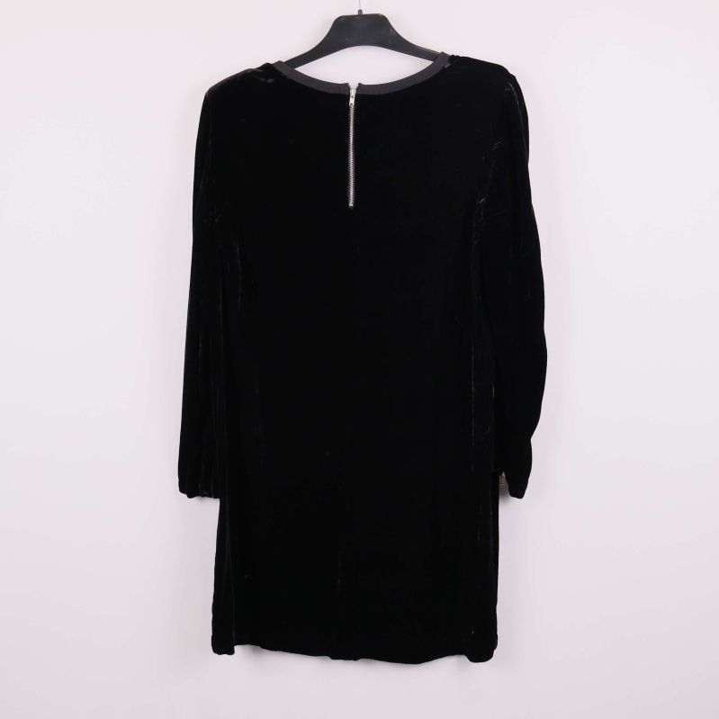 Svart sammetsklänning från baksidan med lång dragkedja