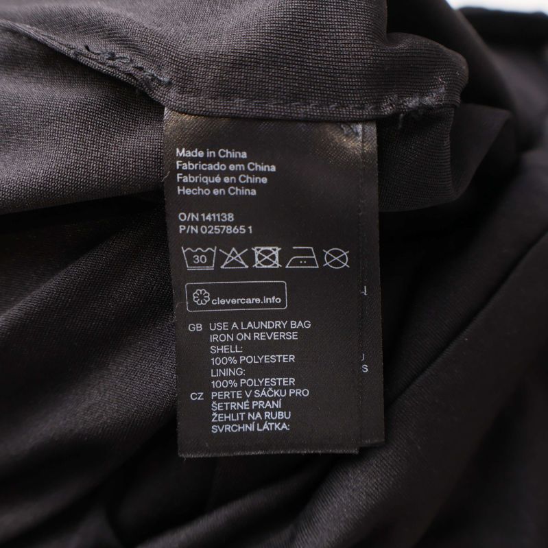 Materialetikett med tvättråd och materialinformation från insidan av plagget