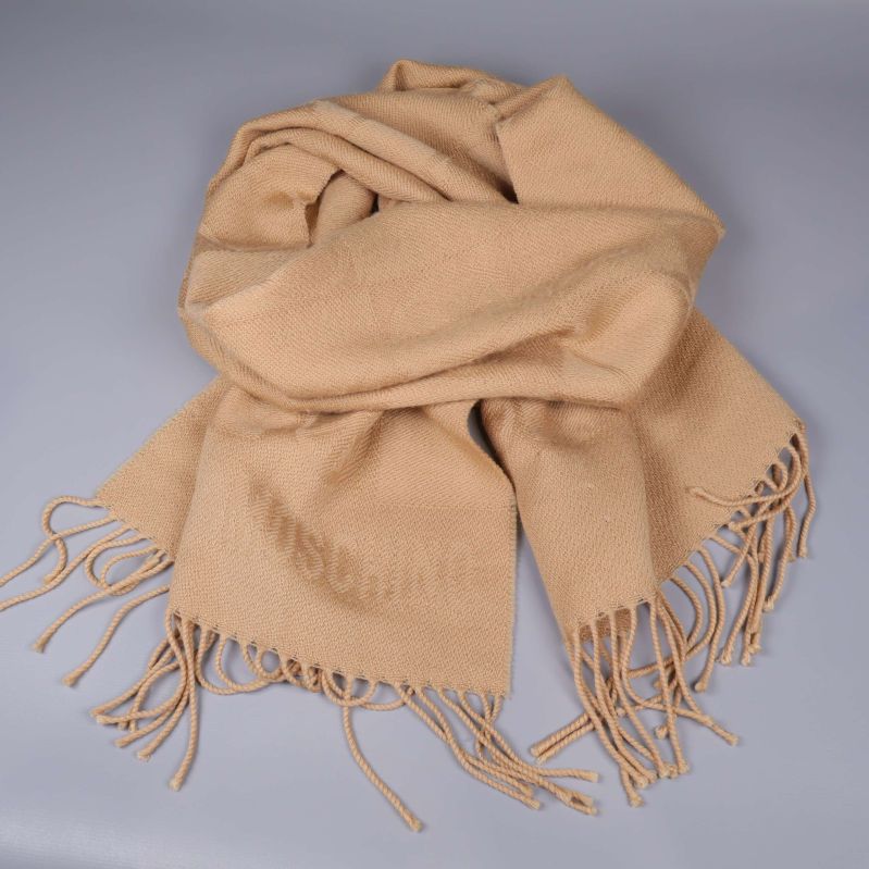 Beige Moschino-halsduk liggande med synliga fransar