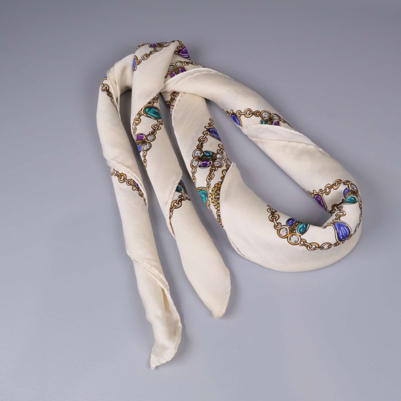 Chanel-scarf hoprullad 