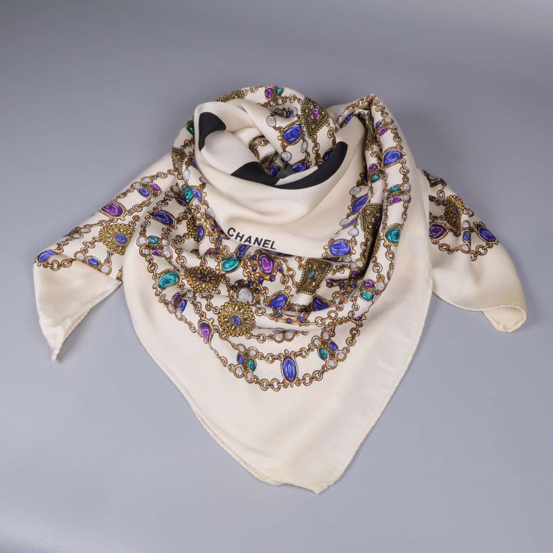 Chanel-scarf vikt och lagd i triangelform