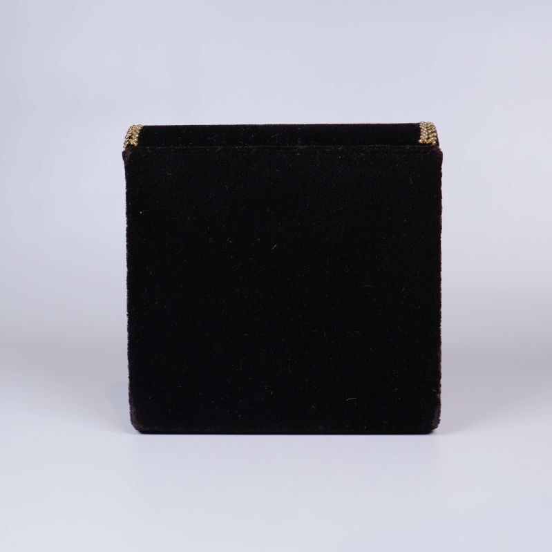 Baksidan av enfärgad svart sammetsväska