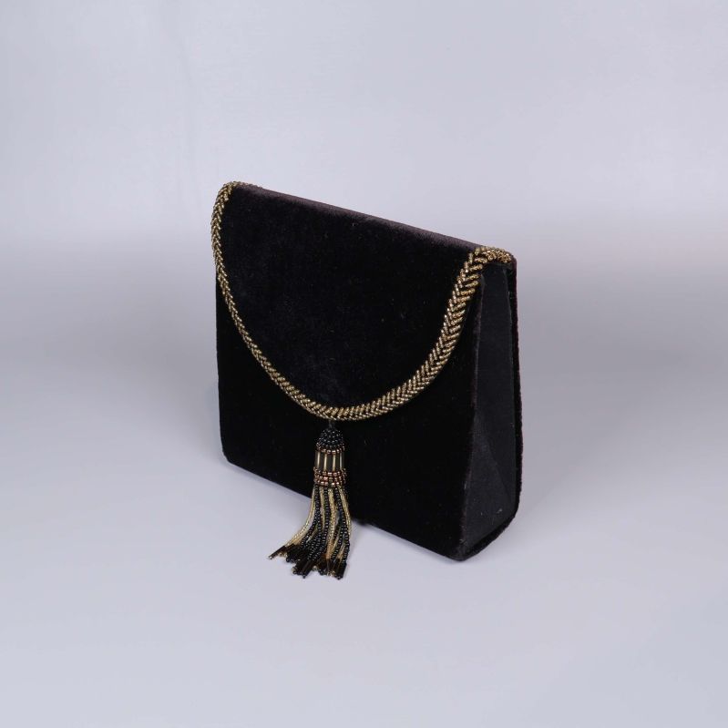 Sned vy av aftonväska med guldkedja och svart sammet