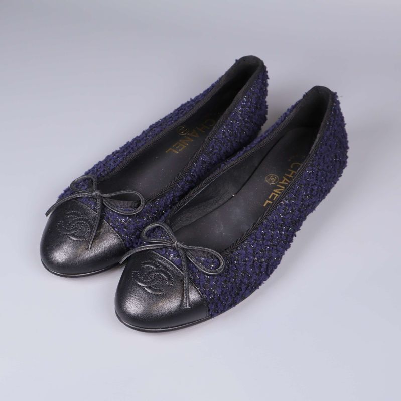 Mörkblå ballerinaskor i textil och skinn med rosett