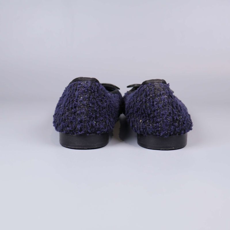 Baksidan av två mörkblå ballerinaskor i textil