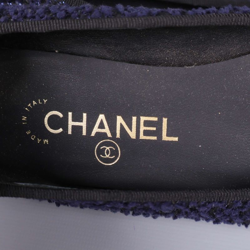 CHANEL-logotyp i guldtext på svart innersula