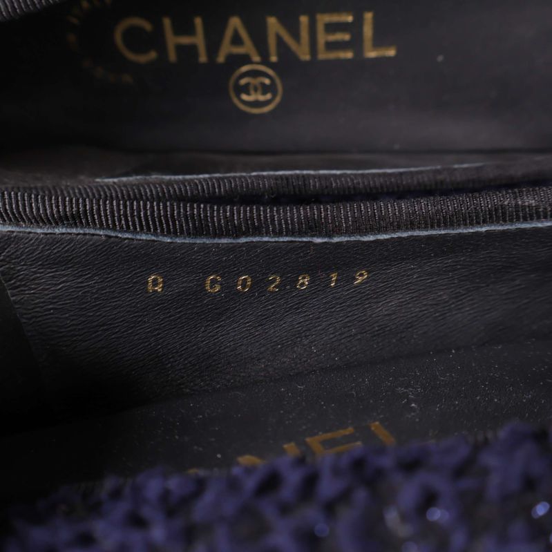 Närbild på CHANEL-logotyp och serienummer inuti skon