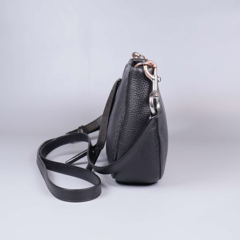 Väska sedd från sidan med justerbar axelrem