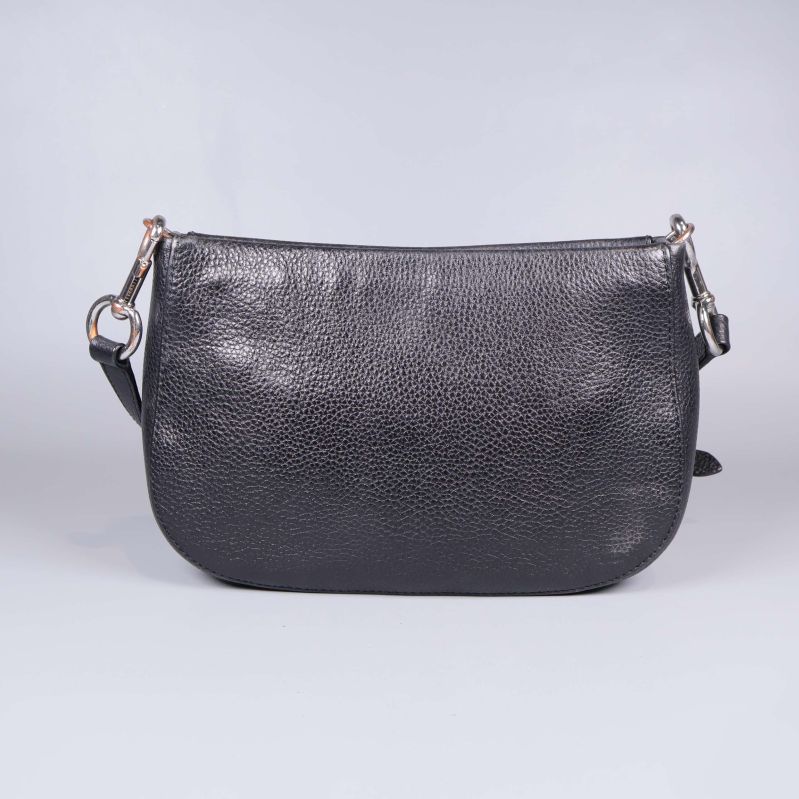 Baksidan av svart axelremsväska 