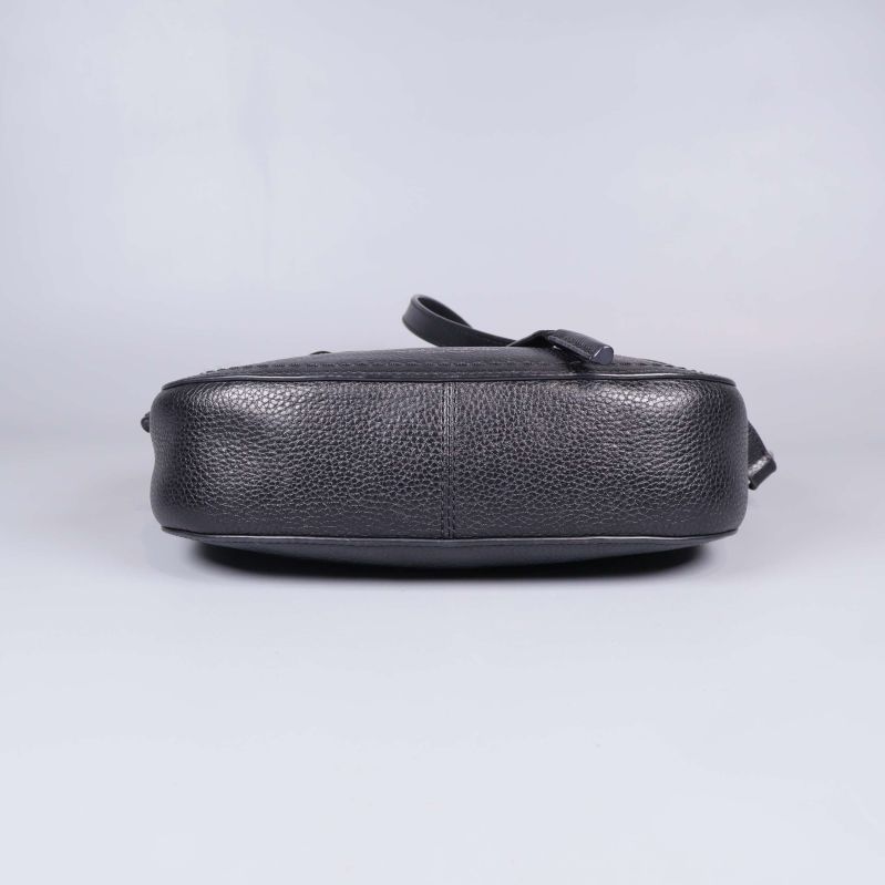 Botten på svart axelremsväska 