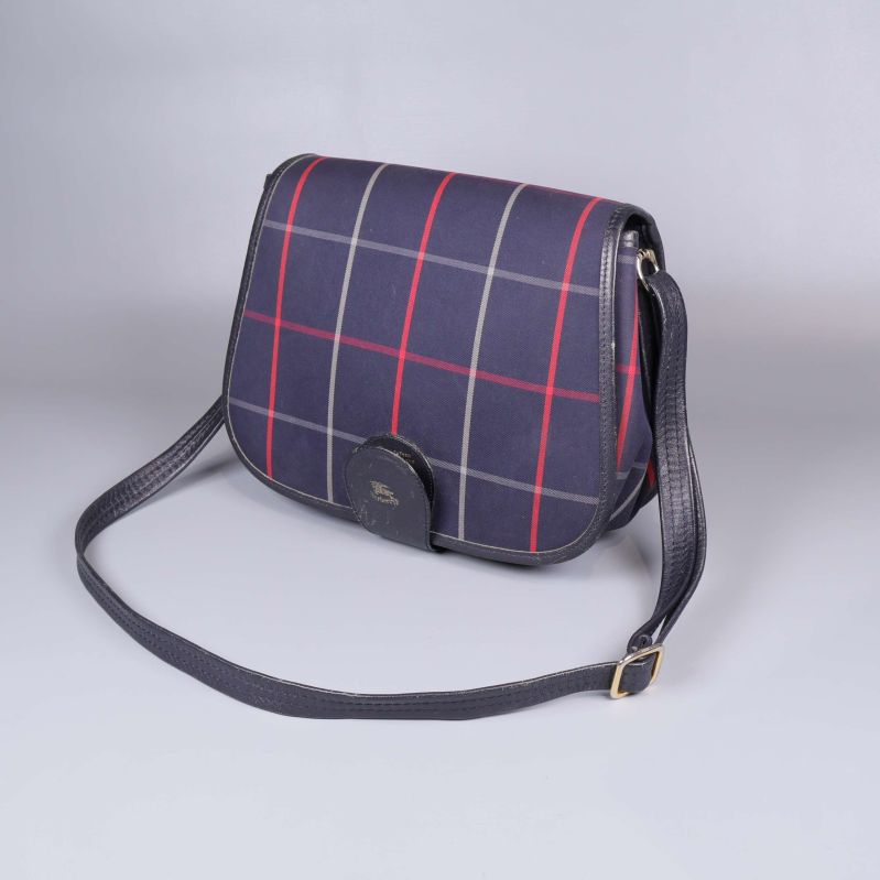 Axelremsväska i blått rutmönster med justerbar rem