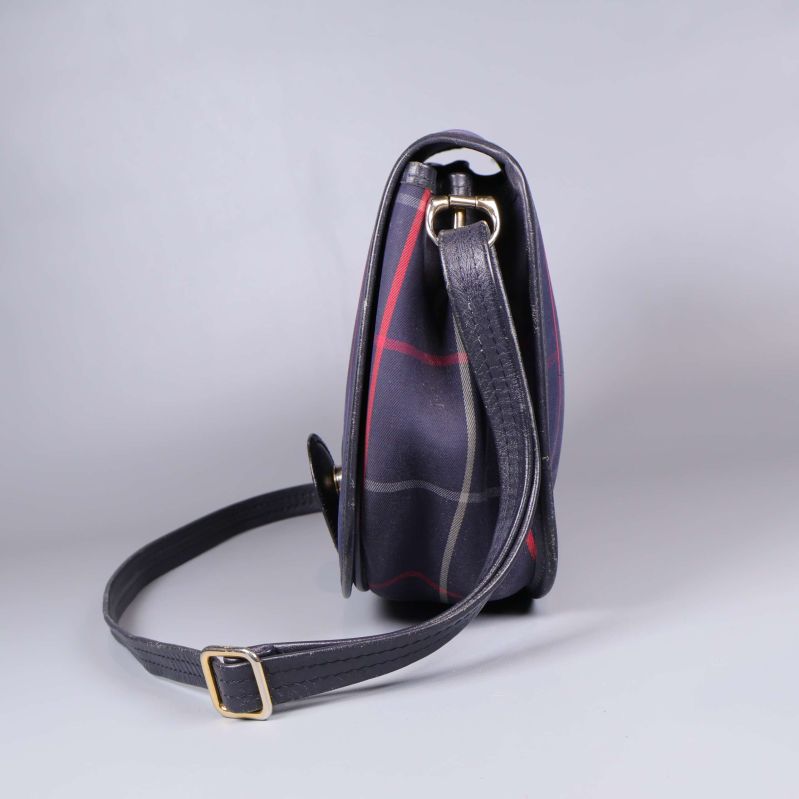 Väska från sidan med guldfärgat spänne på remmen