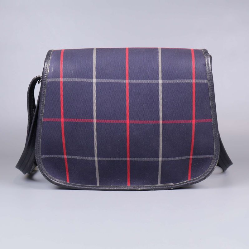 Baksida av axelremsväskan med rutigt mönster