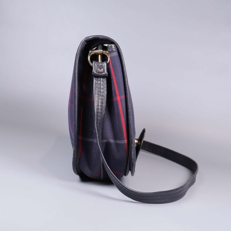 Sidosikt på väskan med reglerbar axelrem