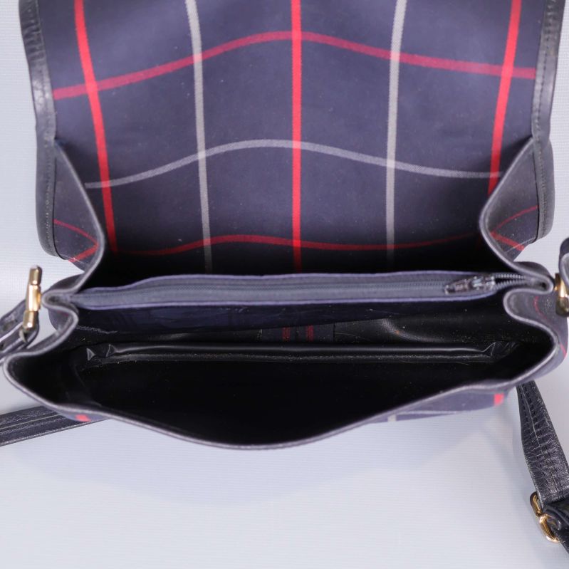 Insidan av väskan med flera fack och blixtlås