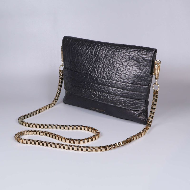 Svart väska med guldig kedjerem framifrån