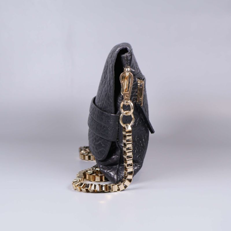 Väska från sidan med kedjerem och fäste