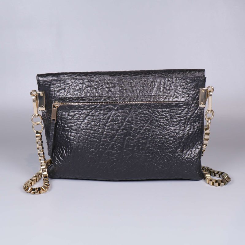 Baksidan av svart väska med dragkedjeficka