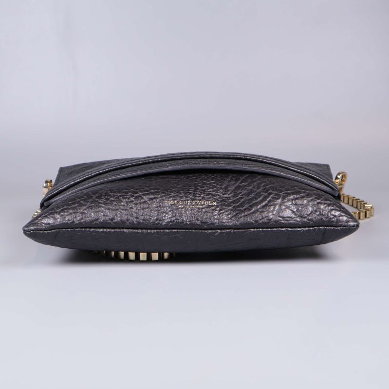 Öppnad väska fotograferad ovanifrån