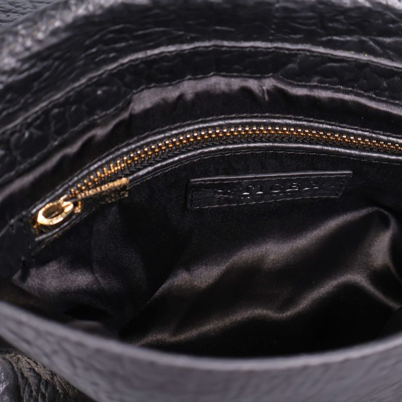 Inuti väskan med innerfack och tygmärke