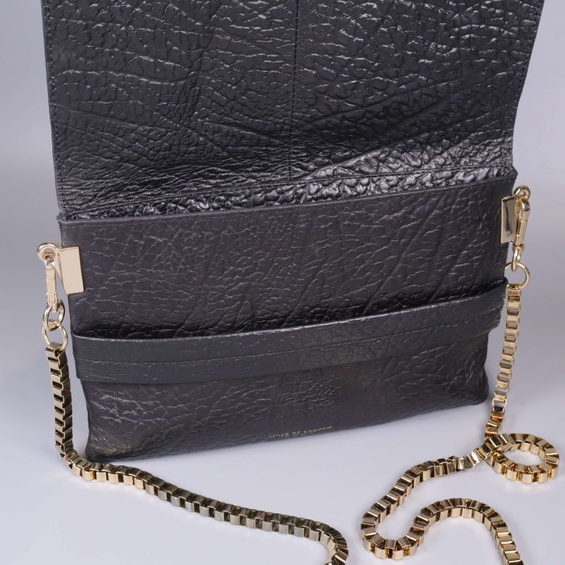 Närbild på väskans framsida och kedjerem