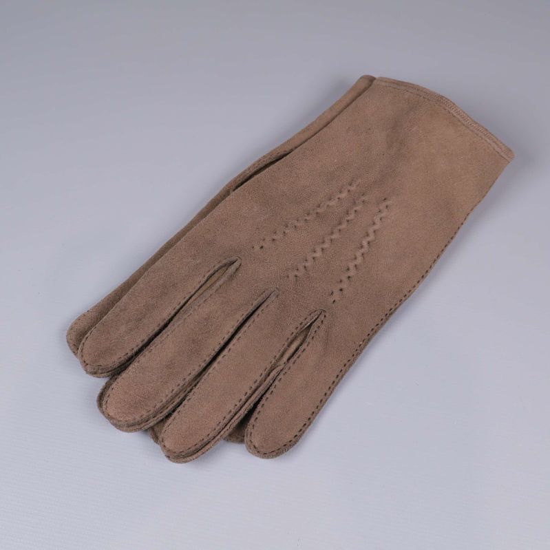 Beige-brun mockahandske syns uppifrån mot grå bakgrund