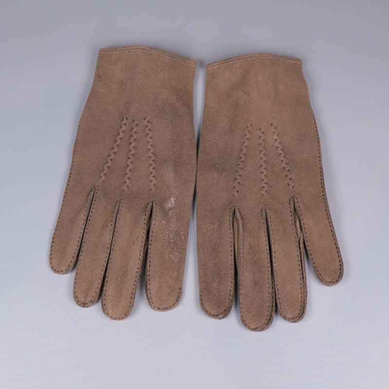 Båda mockahandskarna med dekorationssömmar synliga framifrån