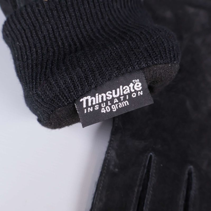 Thinsulate etikett 40 gram på svart stickad mudd