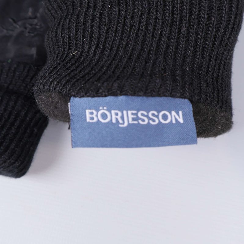 BÖRJESSON varumärkesetikett på blå bakgrund