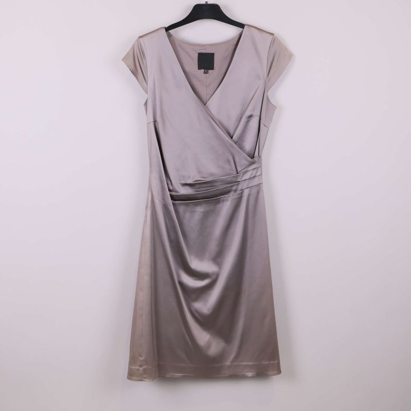 Glansig omlottklänning med kort ärm på galge