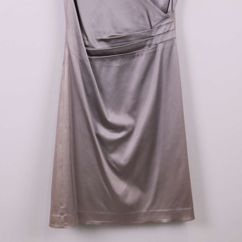 Närbild på nederdelen av klänningen med glansig yta