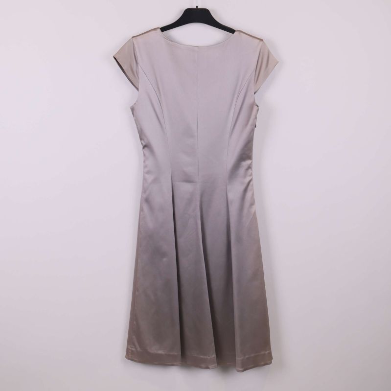 Baksidan av glansig klänning med enkel design