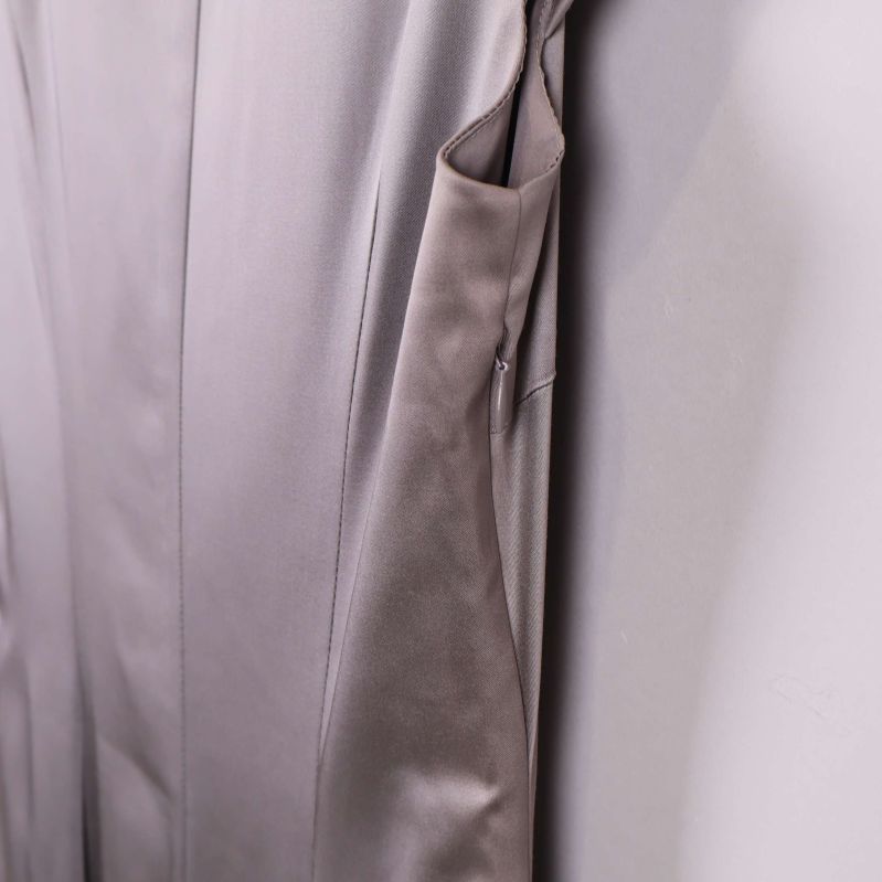 Sidosöm och fickans närbild på klänningen