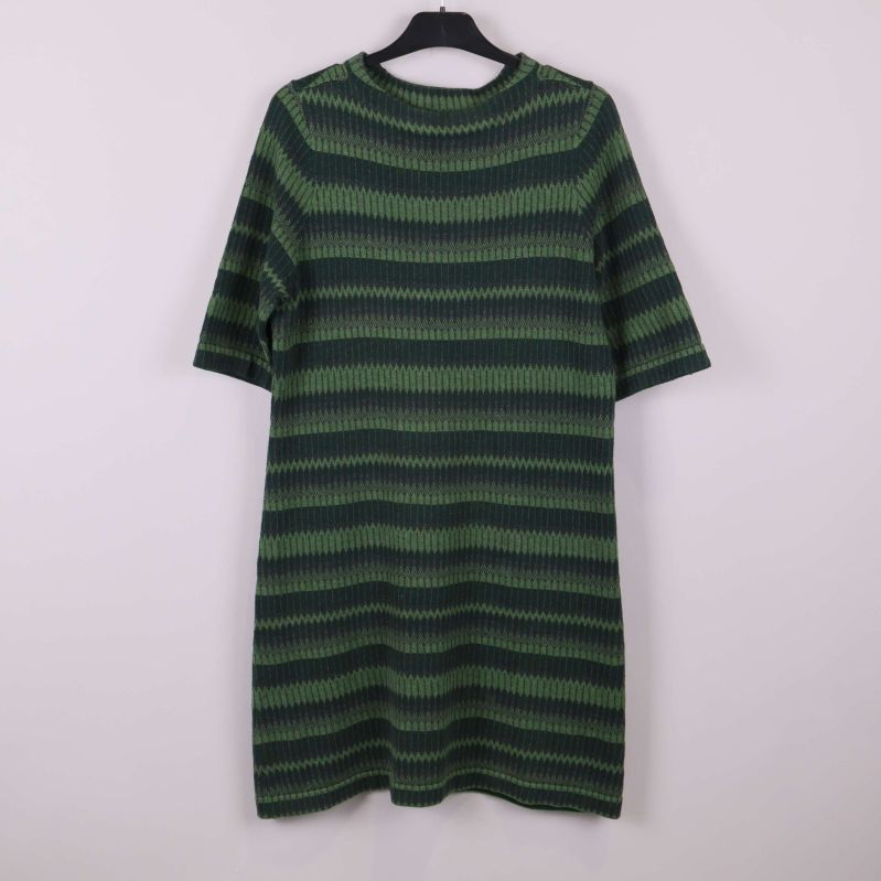 Grön stickad klänning med randigt mönster framifrån