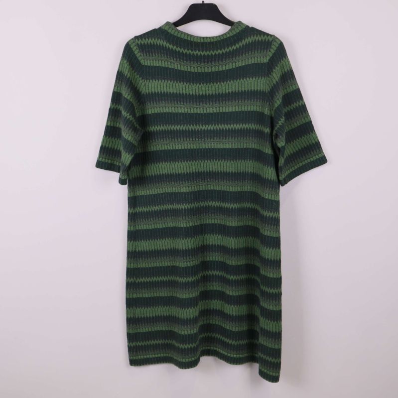 Grön stickad klänning med randigt mönster bakifrån