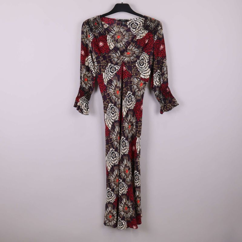 Blommig klänning med volangärm och midilängd framifrån