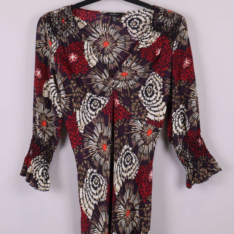 Övre delen av klänningen med v-ringning och volangärmar